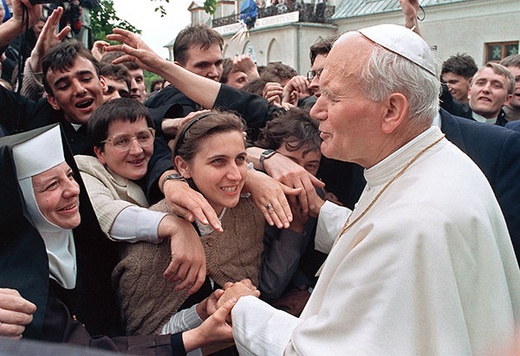 Czerwiec 1991 r., przed katedrą w Kielcach  